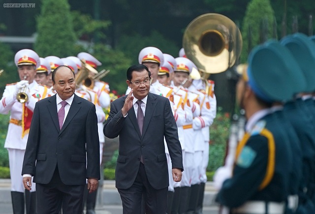 Thủ tướng Nguyễn Xuân Phúc đón, hội đàm với Thủ tướng Campuchia - Ảnh 2