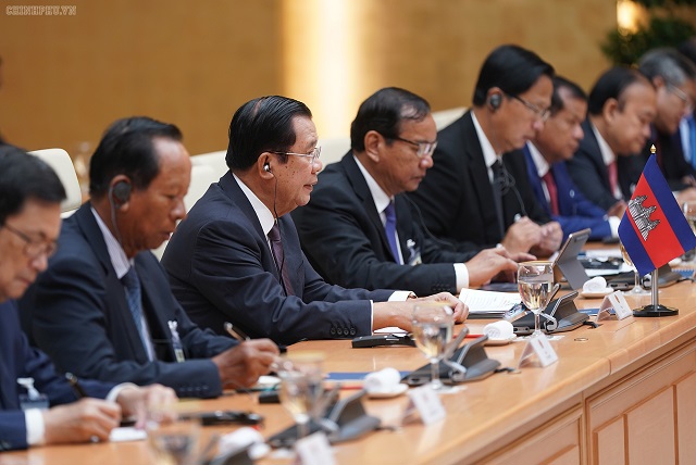 Thủ tướng Nguyễn Xuân Phúc đón, hội đàm với Thủ tướng Campuchia - Ảnh 8