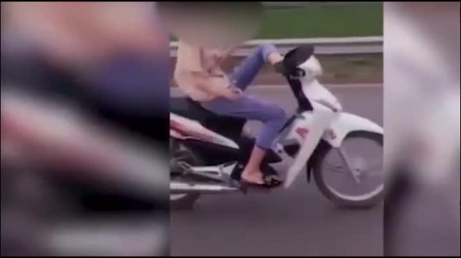 Xử phạt nữ sinh 16 tuổi điều khiển xe máy bằng chân - Ảnh 1