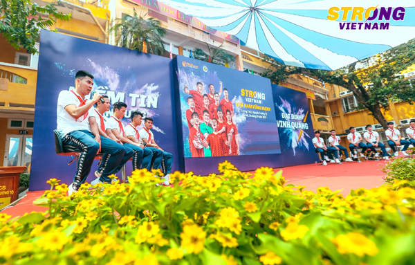 Strong Vietnam: Quang Hải, Duy Mạnh, Bùi Tiến Dũng "đốn tim" các học sinh - Ảnh 1