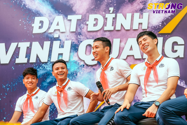 Strong Vietnam: Quang Hải, Duy Mạnh, Bùi Tiến Dũng "đốn tim" các học sinh - Ảnh 2