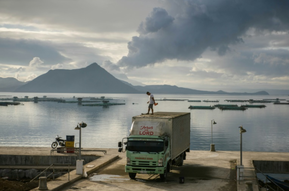 5.000 viên gạch mỗi ngày từ rác nhựa và tro núi lửa tại Philippines - Ảnh 1