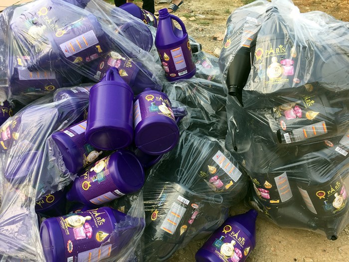 Hà Nội: Phát hiện hơn 500 chai nước giặt giả ở xưởng nằm ngoài cánh đồng - Ảnh 2