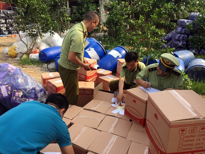 Hà Nội: Phát hiện hơn 500 chai nước giặt giả ở xưởng nằm ngoài cánh đồng - Ảnh 1