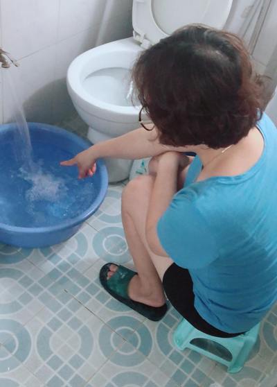 Hà Nội: Đảo lộn cuộc sống vì nước bốc mùi khó chịu - Ảnh 3