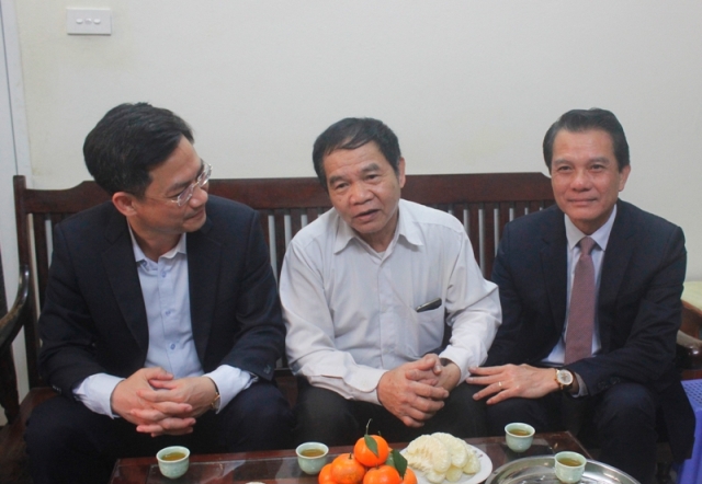 Lãnh đạo TP Hà Nội thăm, tặng quà các gia đình chính sách quận Đống Đa - Ảnh 2