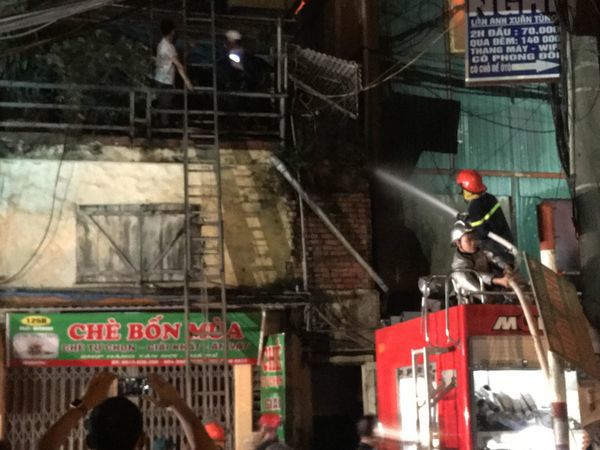 Vụ cháy tại Công ty phích nước Rạng Đông: Người dân hốt hoảng di dời đồ đạc - Ảnh 4