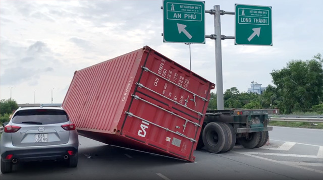 Hãi hùng container rơi đè ôtô trên đường dẫn cao tốc - Ảnh 1