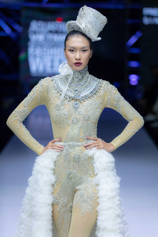 Ấn tượng trước thiết kế của “cha đẻ” thời trang cao cấp Singapore - Ảnh 1