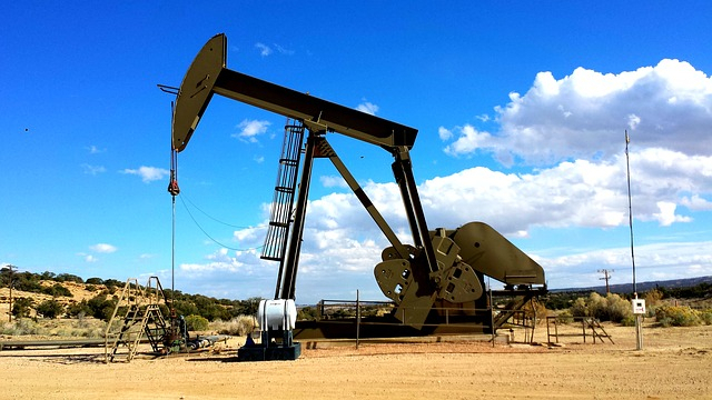 Giá dầu nhảy vọt hơn 4% sau phiên lao dốc mạnh nhất trong 18 năm - Ảnh 1