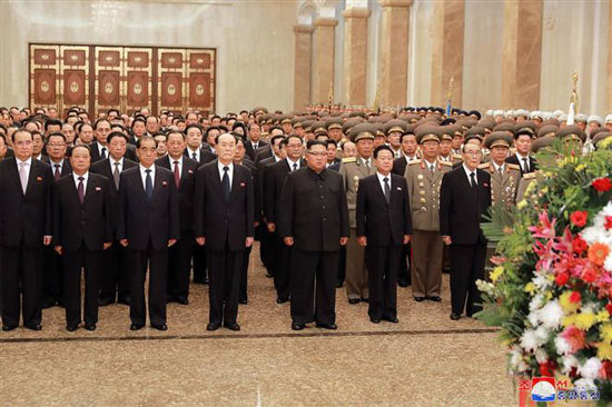 Triều Tiên diễu binh rầm rộ mừng Quốc khánh, không phô diễn ICBM - Ảnh 2