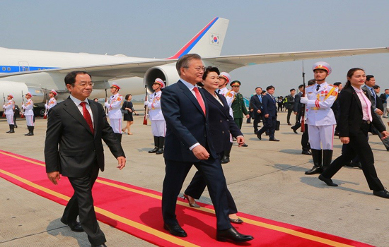 Chùm ảnh Tổng thống Hàn Quốc Moon Jae-in bắt đầu chuyến thăm Việt Nam - Ảnh 2