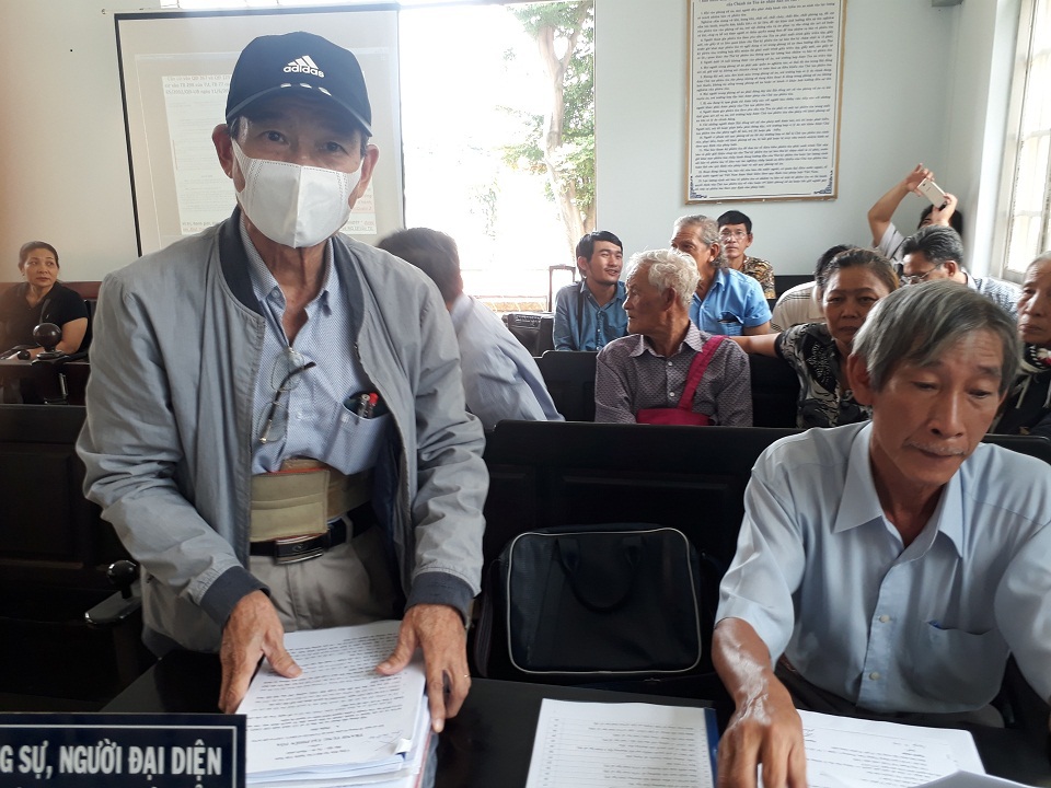 TP Hồ Chí Minh: Dân đem loa "kẹo kéo" tới phiên tòa xử UBND Quận 2 bị dân kiện - Ảnh 3