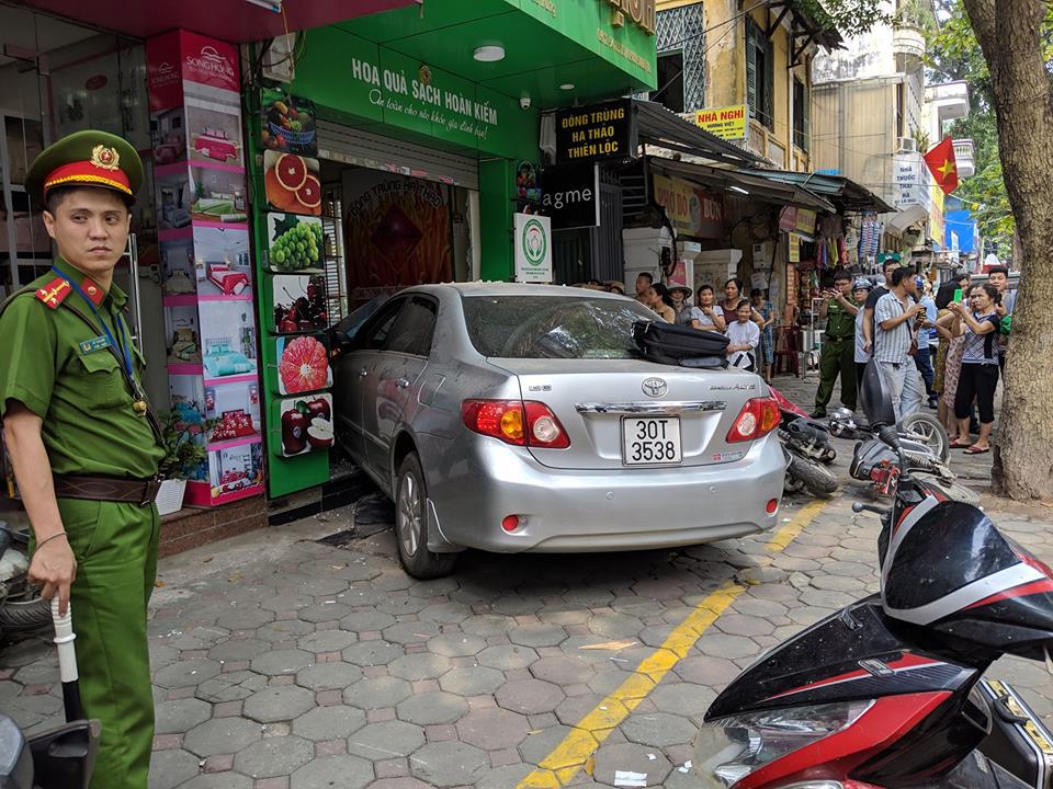 Hà Nội: Kinh hãi nữ tài xế lái "xe điên" lao thẳng vào nhà dân - Ảnh 1