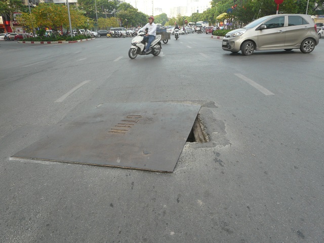 Nguy hiểm từ hố ga không có nắp trên đường Nguyễn Chí Thanh - Ảnh 1