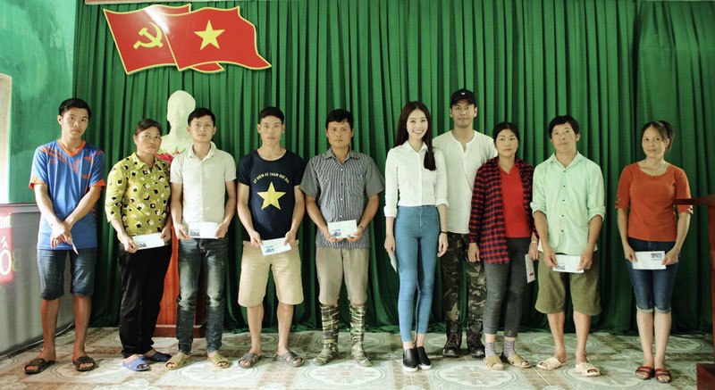 Jolie Nguyễn, MC Phan Anh đến Hà Giang hỗ trợ đồng bào vùng lũ - Ảnh 1