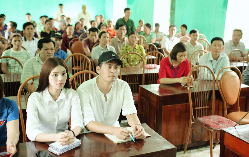Jolie Nguyễn, MC Phan Anh đến Hà Giang hỗ trợ đồng bào vùng lũ - Ảnh 4