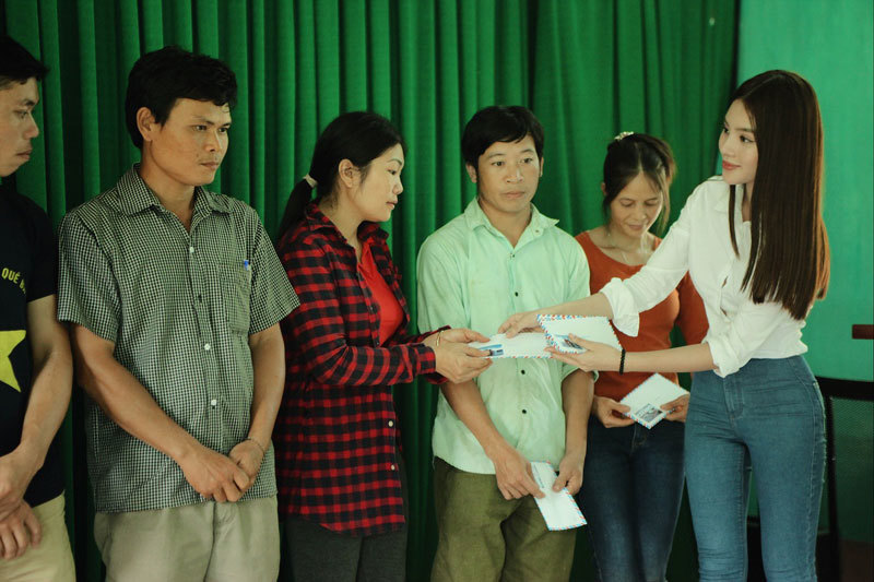 Jolie Nguyễn, MC Phan Anh đến Hà Giang hỗ trợ đồng bào vùng lũ - Ảnh 8