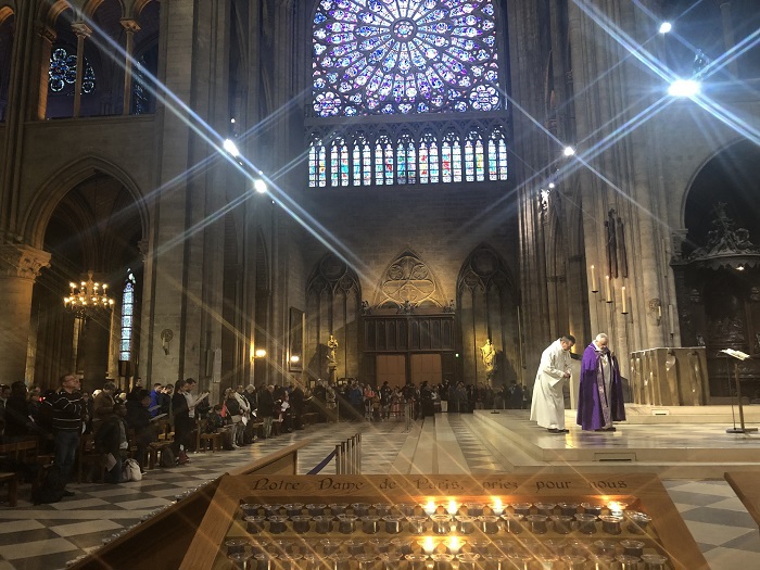 Buổi thánh lễ cuối cùng trước khi Nhà thờ Đức Bà Paris bị bốc cháy dữ dội - Ảnh 5
