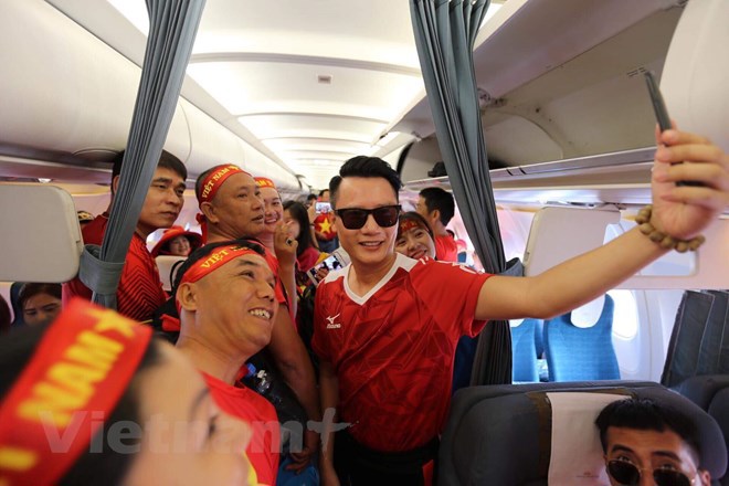 'Nhuộm đỏ' chuyến bay sang Indonesia vì tuyển Olympic Việt Nam - Ảnh 1