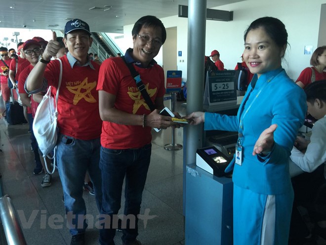 'Nhuộm đỏ' chuyến bay sang Indonesia vì tuyển Olympic Việt Nam - Ảnh 2