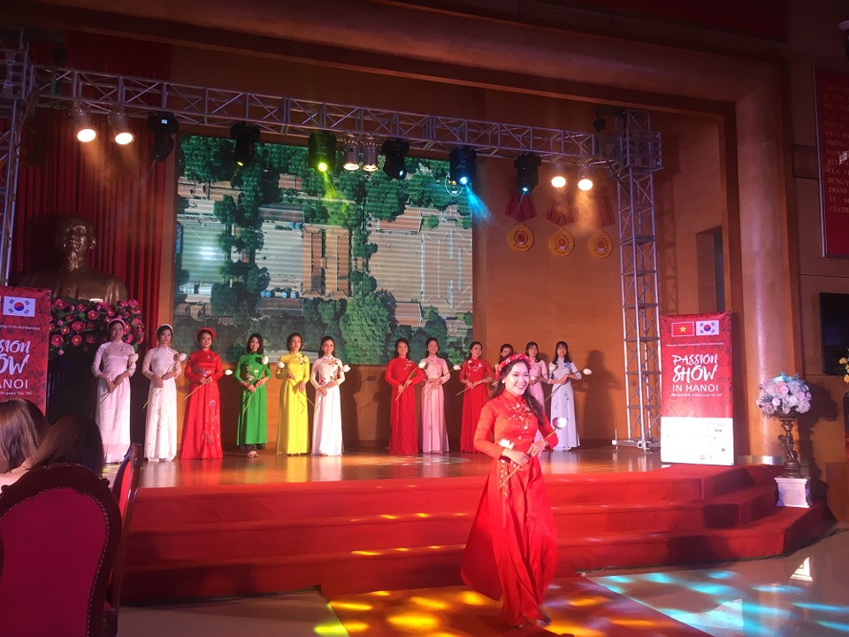Hanbok, Áo dài cùng "đua sắc" tại đêm hội Passion Show in Hanoi - Ảnh 4