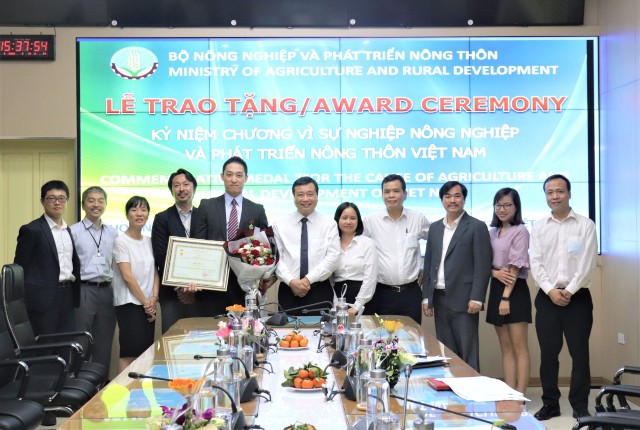 Trao kỷ niệm chương Vì sự nghiệp NN&PTNT Việt Nam cho cán bộ Sứ quán Nhật Bản - Ảnh 1