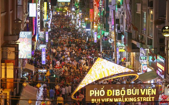 Các ngả đường Hà Nội, TP Hồ Chí Minh chật cứng người trong đêm Noel - Ảnh 8