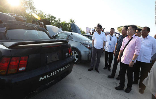 Philippines nghiền nát nhiều xe sang nhập lậu trị giá 5,5 triệu USD - Ảnh 1