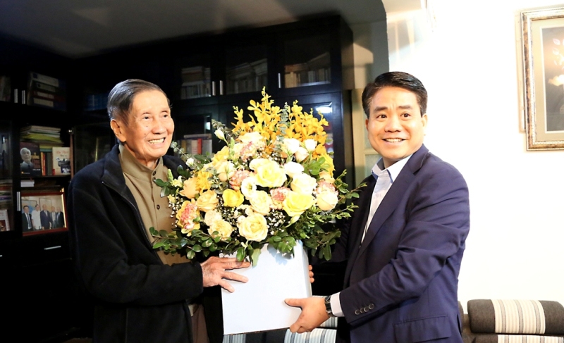 Chủ tịch UBND TP Nguyễn Đức Chung thăm, chúc Tết các gia đình có công, văn nghệ sĩ - Ảnh 1