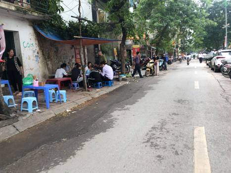 Tràn lan vi phạm trật tự đô thị trên phố Phạm Hồng Thái - Ảnh 1