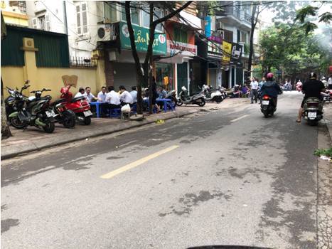 Tràn lan vi phạm trật tự đô thị trên phố Phạm Hồng Thái - Ảnh 6