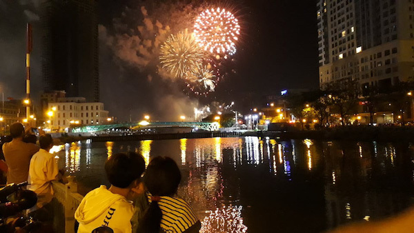 TP Hồ Chí Minh rực sáng pháo hoa chào đón năm mới 2020 - Ảnh 2