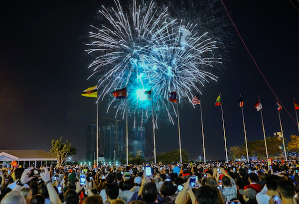 TP Hồ Chí Minh rực sáng pháo hoa chào đón năm mới 2020 - Ảnh 6