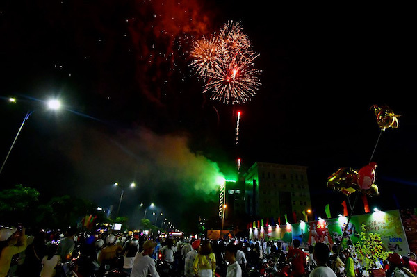 TP Hồ Chí Minh rực sáng pháo hoa chào đón năm mới 2020 - Ảnh 4