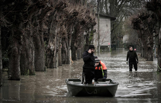 Chùm ảnh đường phố thủ đô Paris chìm trong biển nước - Ảnh 7