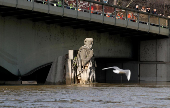 Chùm ảnh đường phố thủ đô Paris chìm trong biển nước - Ảnh 4