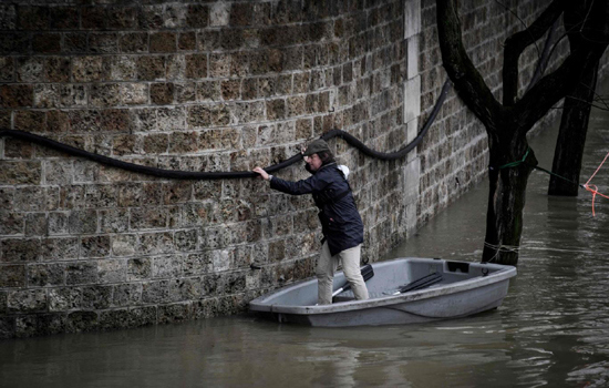 Chùm ảnh đường phố thủ đô Paris chìm trong biển nước - Ảnh 5