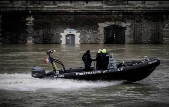 Chùm ảnh đường phố thủ đô Paris chìm trong biển nước - Ảnh 6