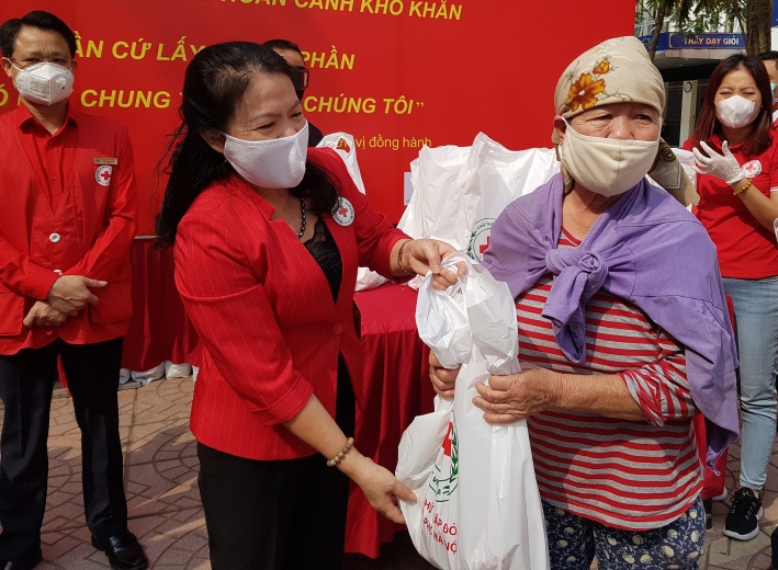 Hội Chữ thập đỏ TP Hà Nội phát quà hỗ trợ người có hoàn cảnh khó khăn - Ảnh 3