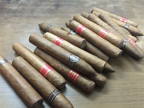 Hà Nội: Phát hiện 1.200 điếu xì gà ngoại nhập lậu tại cửa hàng trên phố Bà Triệu - Ảnh 1