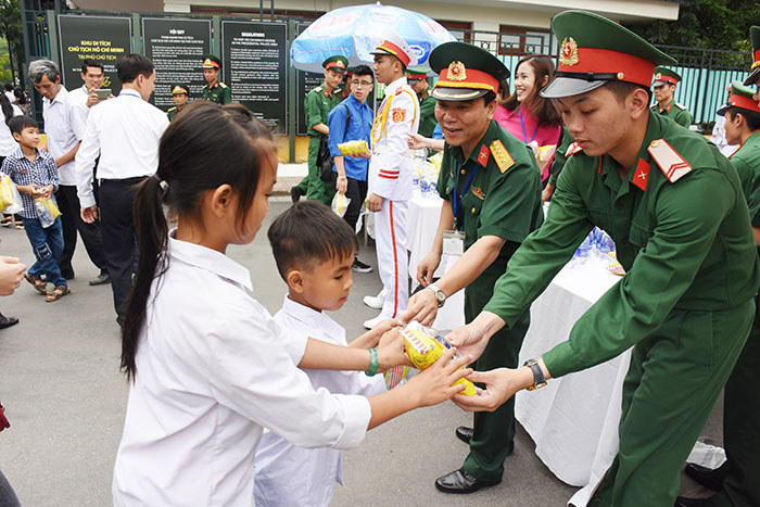 Bánh mì và chai nước yêu thương - Ảnh 1