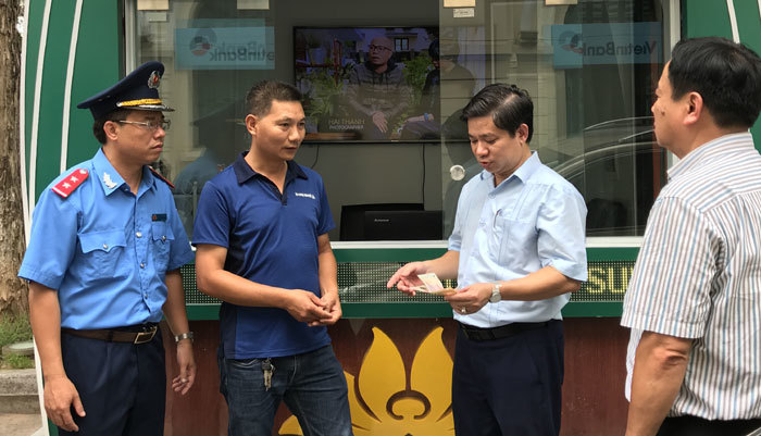 Hà Nội: Phạt 9,7 triệu đồng taxi “dù” chặt chém khách nước ngoài - Ảnh 1