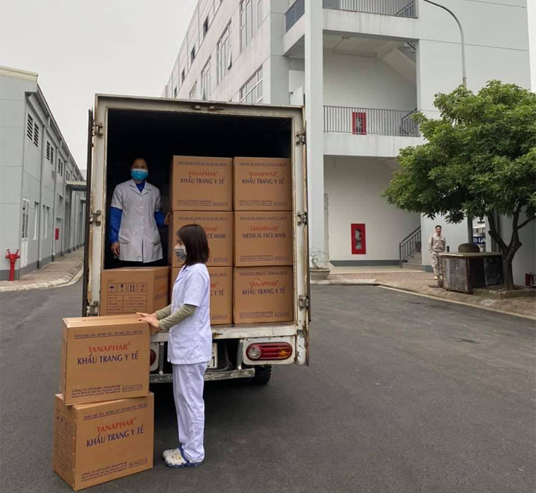 Phát miễn phí 30.000 chiếc khẩu trang cho các bệnh viện tại Hà Nội - Ảnh 2
