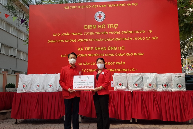 Hội Chữ thập đỏ TP Hà Nội phát quà hỗ trợ người có hoàn cảnh khó khăn - Ảnh 1