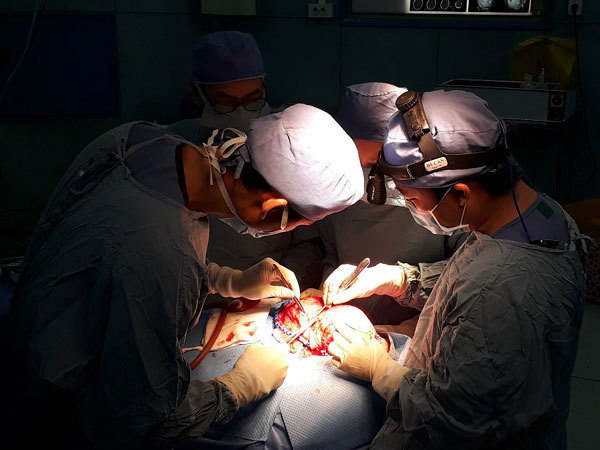 Bệnh viện Nhi Đồng 2 phẫu thuật thành công hai bệnh nhi bị dính khớp sọ phức tạp kèm não úng thủy - Ảnh 1