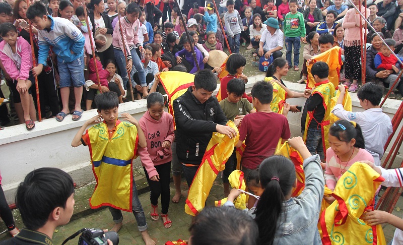 Nhiều thanh niên quá khích, gây hỗn loạn đòi được cướp phết tại Hội Phết Hiền Quan 2019 - Ảnh 10