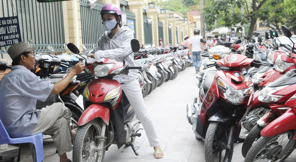 Hà Nội chuẩn bị tăng phí trông giữ xe trên vỉa hè, lòng đường: Chỉ tăng mạnh ở khu vực lõi đô thị - Ảnh 1