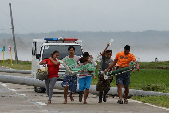 Cận cảnh siêu bão Mangkhut tàn phá nghiêm trọng phía bắc Philippines - Ảnh 1