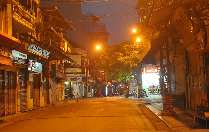Quận Hoàn Kiếm: Phố cổ vắng lặng, hàng quán đóng cửa ngày cách ly xã hội - Ảnh 2